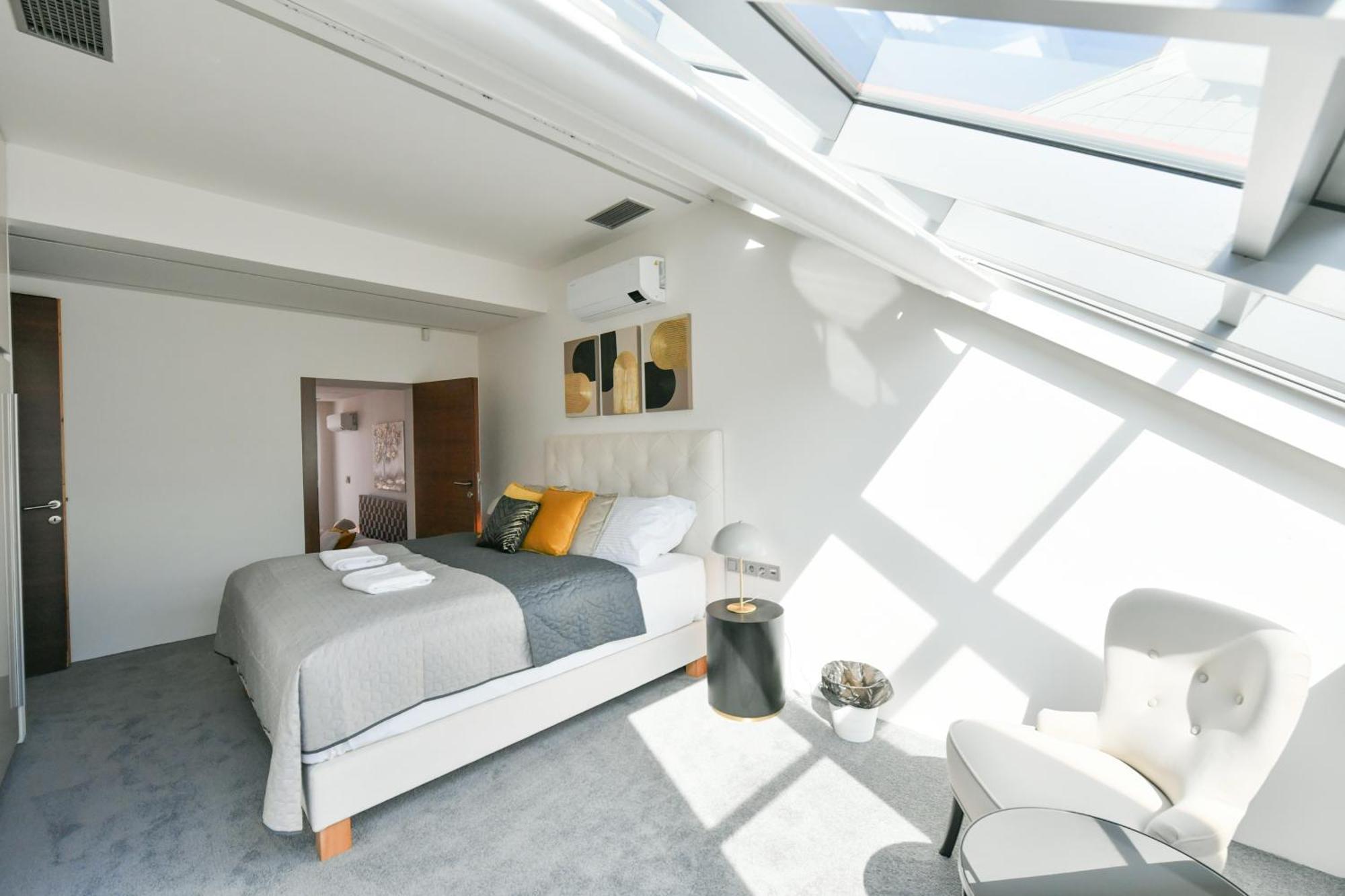 Presidential Penthouse, 303m2, Jacuzzi On Terrace, Sauna, 6bdrm, 4bthrm, Ac, Lift Lägenhet